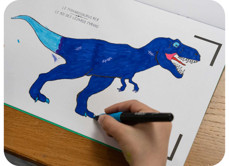 Un enfant colorie son dessin dans le livre BlinkBook